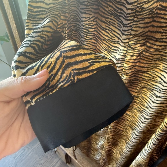 Tiger Print Long Robe - Picture 3 of 5